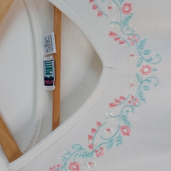Vintage Bolo Spirit Floral Embroidered Sweatshirt Size XL. - Picture 2 of 4